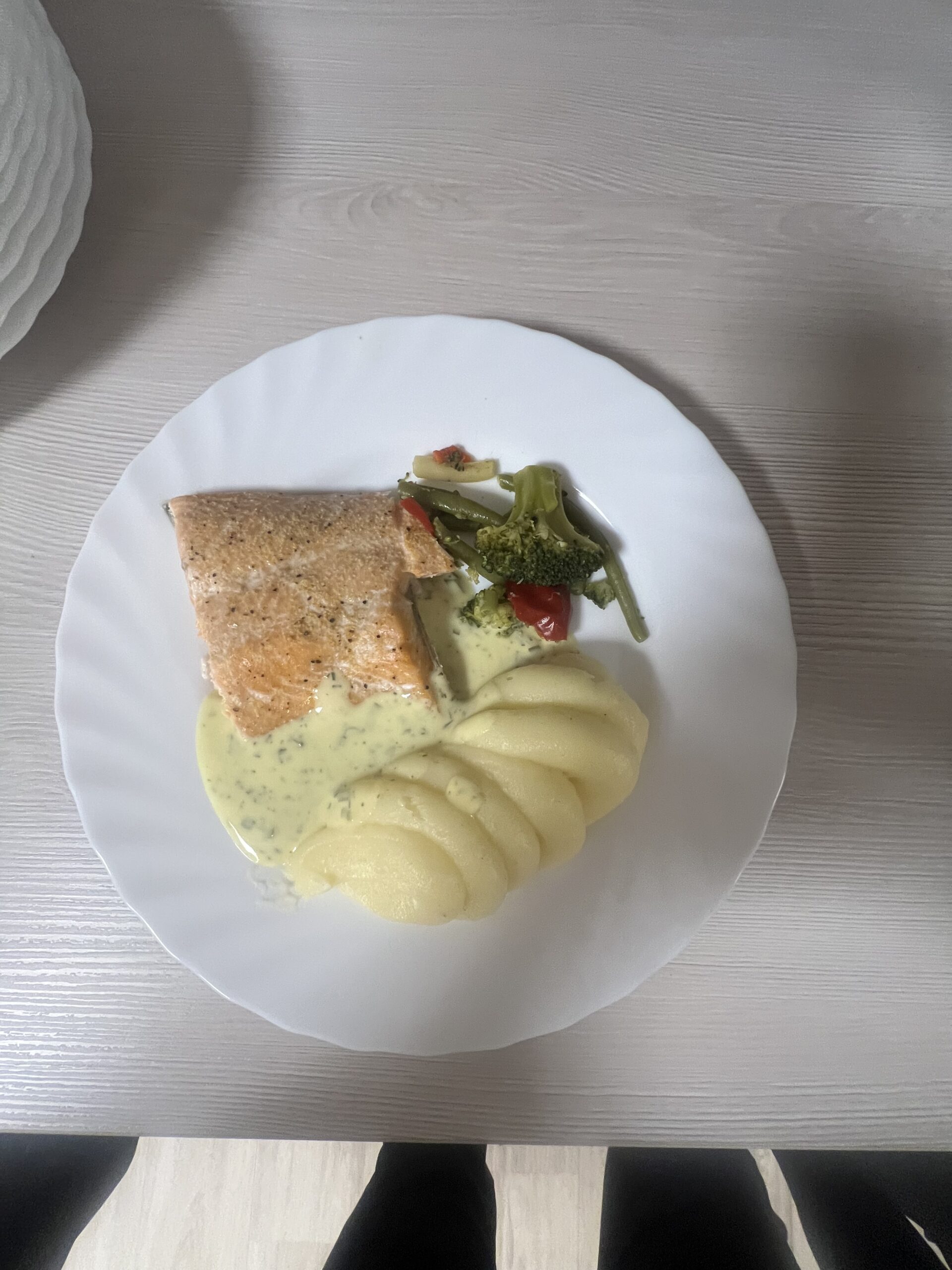 Ugnsbakad Hornavanröding med gräslökssås och potatis- och palsternackspuré